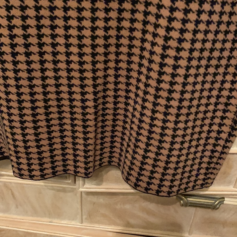 Beautiful skirt, smoke & pet free home - Picture 2 of 7
